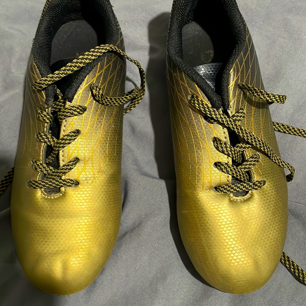 Soccer shoes